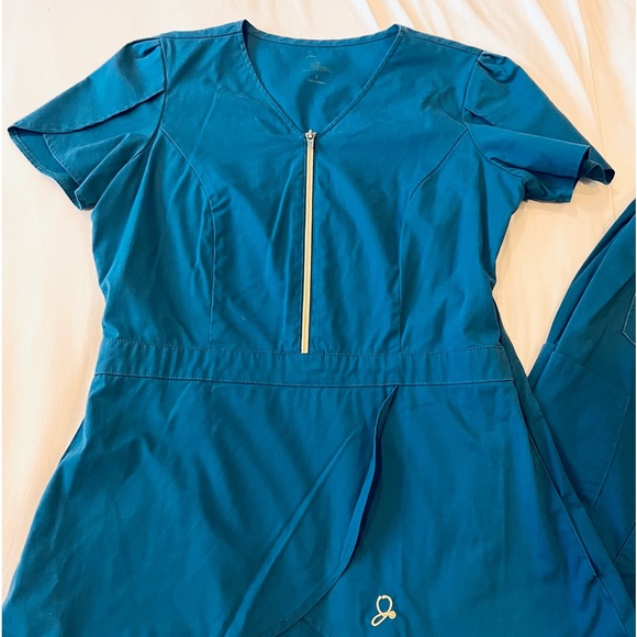 Jaanuu Front zipper scrub set with skinny pants - Picture 1 of 6